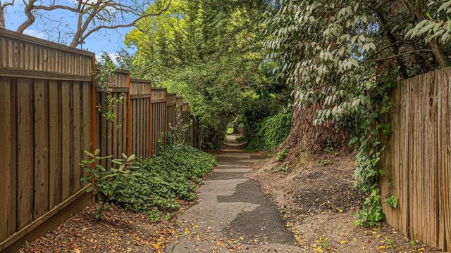161 E Floresta Way, Portola Valley CA: https://media.crmls.org/mediaz/19eb059f-81aa-44ba-a527-376a329ca85a.jpg