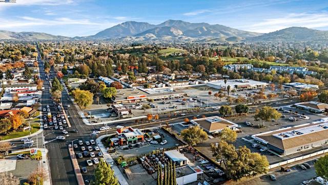 4004 Salem St, Concord CA: https://media.crmls.org/mediaz/19ecebf8-e89c-4dbc-86e0-ec111ba2b8d1.jpg