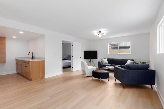 361 E Indian Rock Rd, Vista CA: https://media.crmls.org/mediaz/19ecef0c-dc94-4d99-b1d6-1b1e9223b8a0.jpg