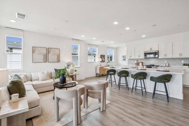 373 Arc Court, Hayward CA: https://media.crmls.org/mediaz/19edb53c-c059-4449-8339-98cc97010439.jpg