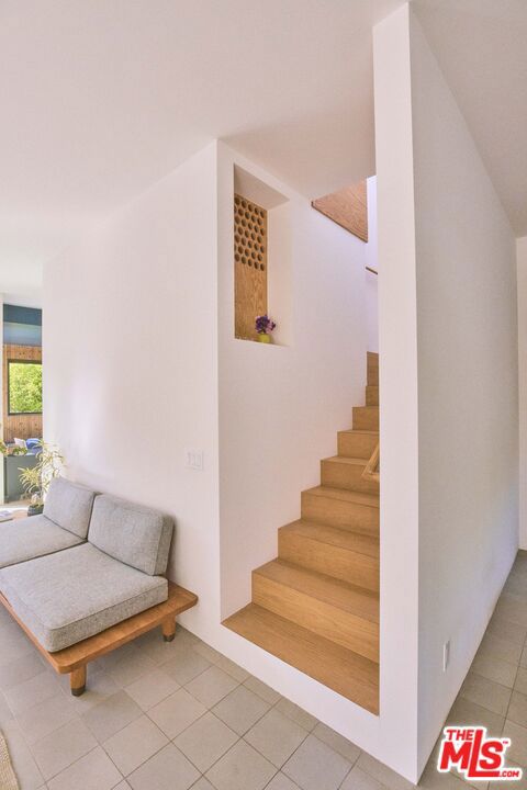 906 Superba Avenue, Venice CA: https://media.crmls.org/mediaz/19eef3d3-380c-4010-a708-a708194a5d6e.jpg