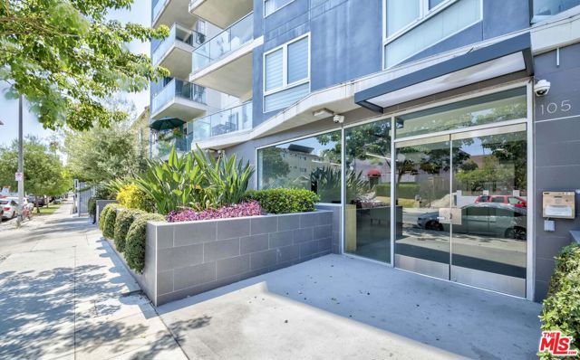 105 S Mariposa Avenue, Los Angeles CA: https://media.crmls.org/mediaz/19f05655-3614-498e-8202-63a54f796977.jpg