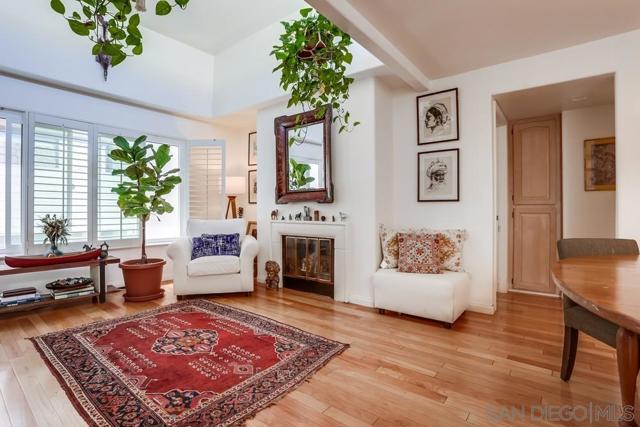 7560 Eads Ave, La Jolla CA: https://media.crmls.org/mediaz/19f24563-bb12-4cab-98aa-6b091c30484a.jpg