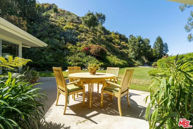 1726 Stone Canyon Road, Los Angeles CA: https://media.crmls.org/mediaz/19f2ce2a-8690-4762-933f-ad7fee92ff20.jpg