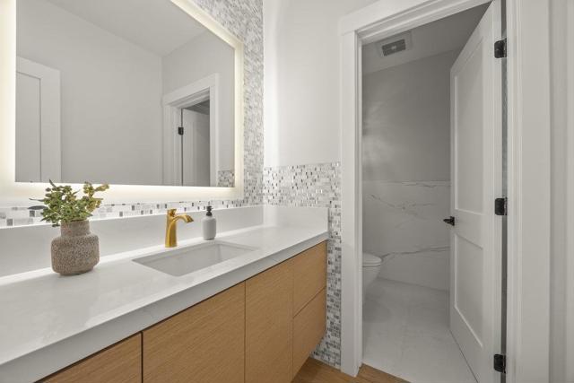 1095 Macadamia Drive, Hillsborough CA: https://media.crmls.org/mediaz/19f2d8c2-76a9-4191-ac16-5598ac2a0225.jpg