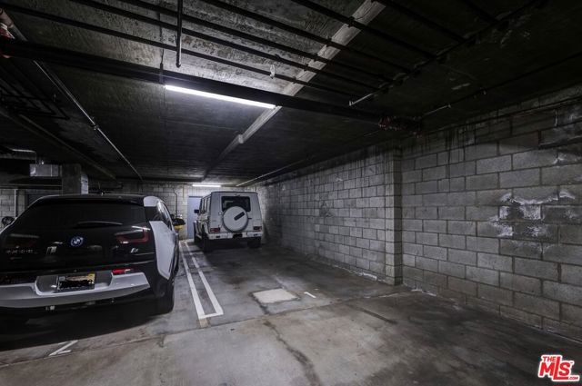 1521 Greenfield Avenue, Los Angeles CA: https://media.crmls.org/mediaz/19f303b4-8630-4a4d-baca-2d2ed30a1c96.jpg