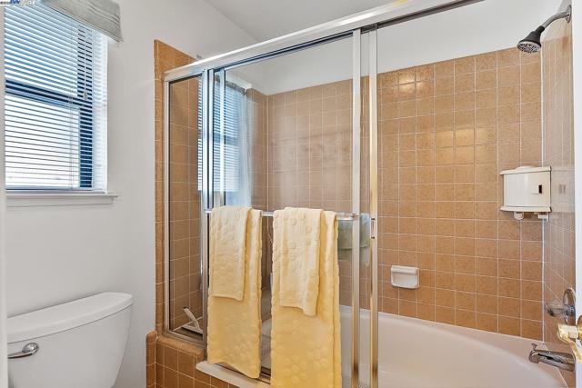 3803 Cheshire Ct, Pleasanton CA: https://media.crmls.org/mediaz/19f31566-4787-454f-bca2-99b06f110f67.jpg