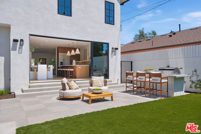 4949 Sancola Avenue, Toluca Lake CA: https://media.crmls.org/mediaz/19f41a27-744f-4459-8c9b-a83be858cabb.jpg