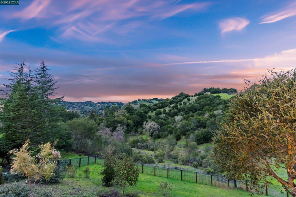 https://media.crmls.org/mediaz/19f45464-bc67-41d8-a221-993f55265ddd.jpg?preset=X-Large