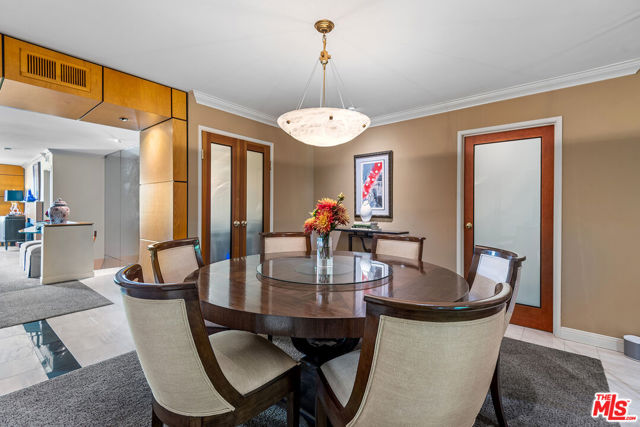 851 N Kings Road, West Hollywood CA: https://media.crmls.org/mediaz/19f4b362-2452-486f-b7d3-78cfe69dffe0.jpg