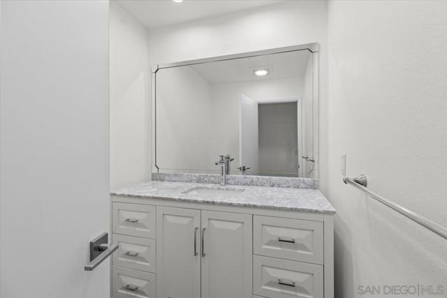 28125 Ridgecove Ct S, Rancho Palos Verdes CA: https://media.crmls.org/mediaz/19f58860-2611-4814-a309-80a5293918c2.jpg