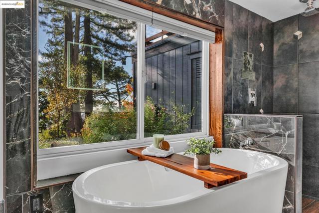 6141 Merriewood Dr, Oakland CA: https://media.crmls.org/mediaz/19f70de5-f3ab-4387-b166-a75a886ad970.jpg