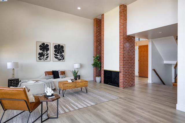17 Ora Way, San Francisco CA: https://media.crmls.org/mediaz/19f7530c-3d5c-48e4-8658-038a8bbb5ee9.jpg
