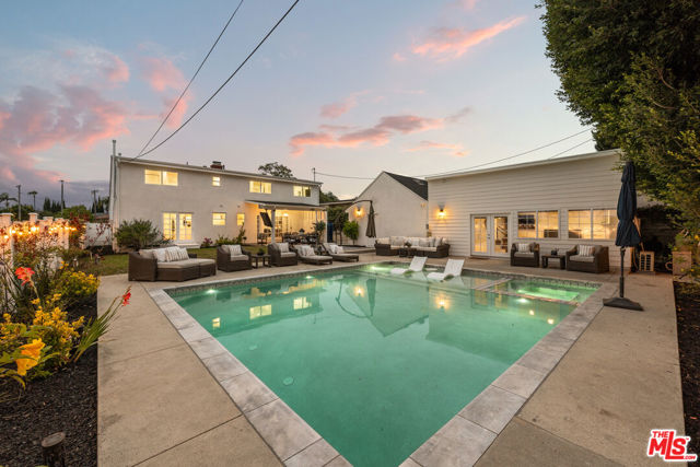 6399 W 80th Street, Los Angeles CA: https://media.crmls.org/mediaz/19f7e423-6a83-44bc-86c6-82eac558c4f2.jpg