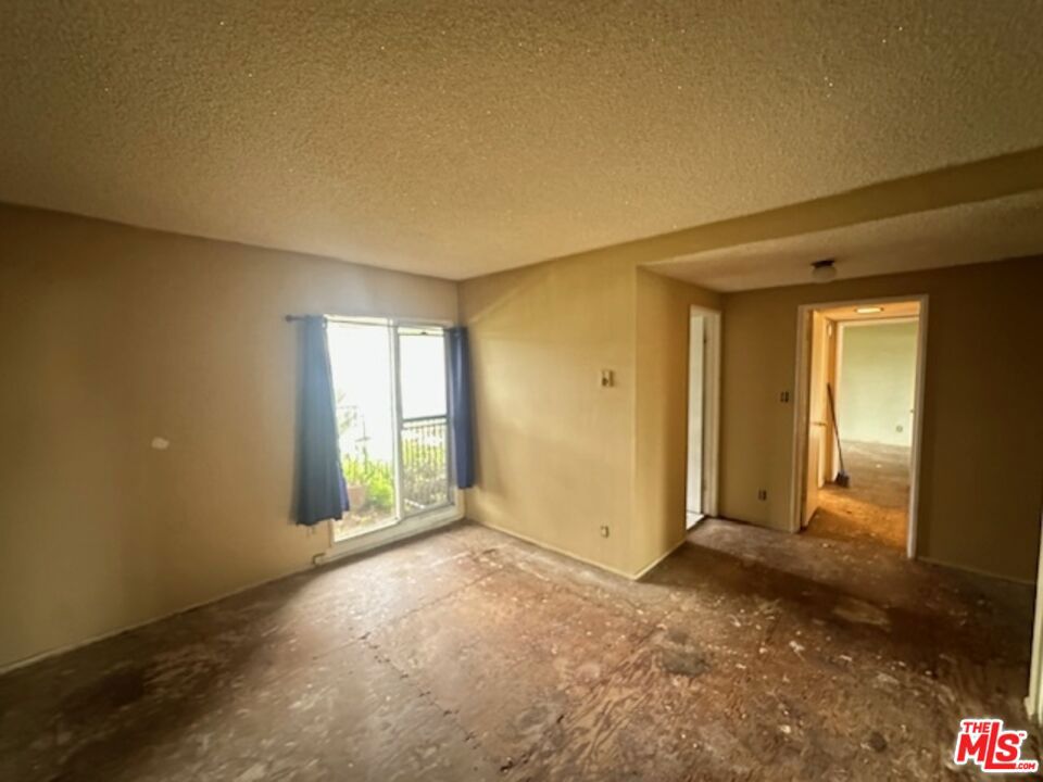 https://media.crmls.org/mediaz/19f7fae1-99e1-4e76-87af-c200e7886b73.jpg?preset=X-Large