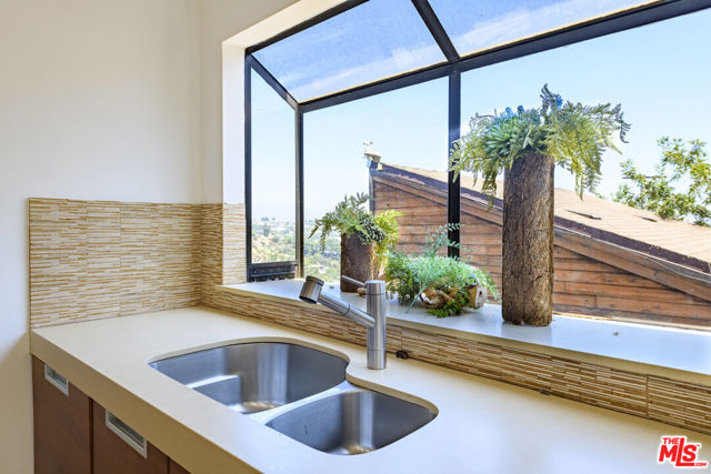 8581 Cole Crest Drive, Los Angeles CA: https://media.crmls.org/mediaz/19fb4d4a-7ec8-4d13-9b0b-7f108202eb48.jpg