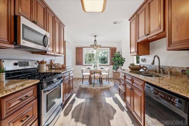721 Buena Tierra Way, Oceanside CA: https://media.crmls.org/mediaz/19fc3754-02aa-4710-a87f-ea6ffe7b2429.jpg