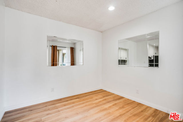 18307 Burbank Boulevard, Tarzana CA: https://media.crmls.org/mediaz/19fcb6a0-24f8-49c1-9983-82e3136ba5e4.jpg