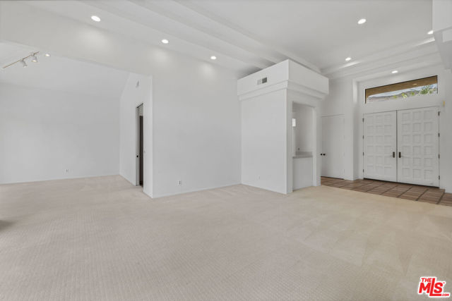 3516 Malibu Country Drive, Malibu CA: https://media.crmls.org/mediaz/19fd7d16-c954-4dda-b086-c2467ebed837.jpg