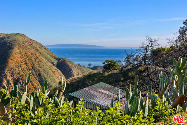 2700 Hume Road, Malibu CA: https://media.crmls.org/mediaz/19fe12be-c782-40ce-9565-2745780b6c1f.jpg