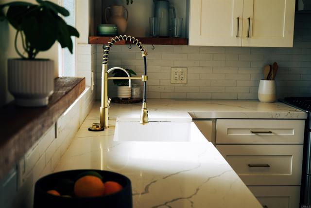 Detail Gallery Image 9 of 38 For 5027 Santa Monica Ave #F,  San Diego,  CA 92107 - 3 Beds | 2 Baths