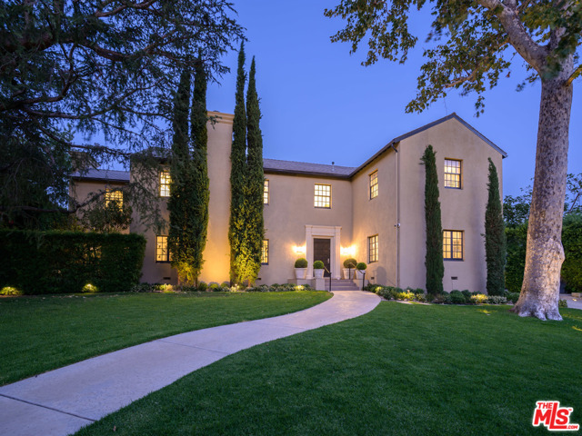400 S HUDSON Avenue Los Angeles, California Newly renovated! Perched on a private corner lot on coveted Hudson Avenue, is the Ultimate Hancock Park Estate. With nearly 9,800 sqft of living space on over 21,000 sqft lot, the property has been reinvented for the lifestyle of today featuring 7 large Bedrooms, 9 Bathrooms (1bd, 1ba in guest house), an oversized master suite w/ his and hers baths, dual walk-in closets & separate study. Spacious public rooms w/white oak hardwood floors, recessed lights & crown molding throughout. Classic foyer w/gorgeous checkered grey & white marble floors. Formal living & dining room w/coffered ceiling & fireplace for entertaining. Office w/ French doors that open to its own private patio & backyard. Great Room combining the open Kitchen & Family room into an extraordinary communal space. Chef's Kitchen w/huge island peninsula. Tiered backyard w/ground level entertaining space, new pool & mature landscape architecture. Guest house w/ bar & fireplace. 3 car garage, parking for 10 cars.