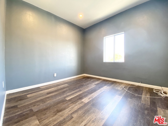 700 23rd Street A Los Angeles, California *FOR YOUR CONVENIENCE AND SAFETY, WE ARE NOW OFFERING VIRTUAL TOURS.**Welcome to your new apartment home!This unit is brand new, very spacious and gorgeous, light-filled unit, that is newly renovated, located in the heart of Los Angeles. This unit features a fully loaded kitchen with brand new counters and a stainless steel refrigerator and stove. A private, two beautiful custom bathrooms, gorgeous new flooring, an upgraded shower, and recessed lighting.This lovely unit is an opportunity that won't last! Be the next to occupy this beautiful, newly renovated apartment.