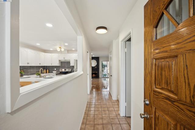 3362 Tonga Ln, Alameda CA: https://media.crmls.org/mediaz/1a00006b-8040-4f6d-bec1-c0e8d1a3410b.jpg