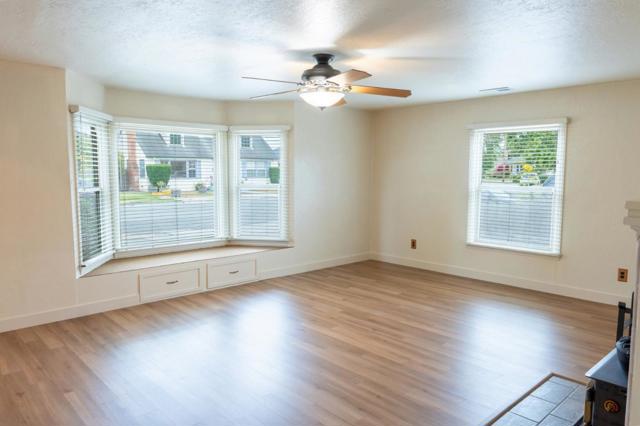 30 Catalina Avenue, Salinas CA: https://media.crmls.org/mediaz/1a00cde6-e95b-45a4-aff7-14d4c4556d38.jpg