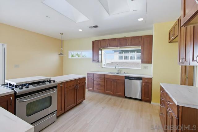 131 Scenic Dr, El Cajon CA: https://media.crmls.org/mediaz/1a01d7e2-0655-4f77-ae38-909d901f27a0.jpg