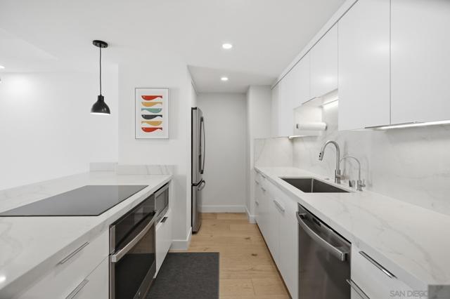 1760 Avenida Del Mundo, Coronado CA: https://media.crmls.org/mediaz/1a0221a4-26a4-4d91-94ba-0a57080e34d7.jpg