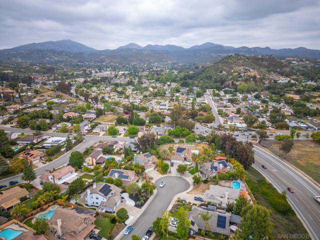 13358 Twin Circle Ct, Poway CA: https://media.crmls.org/mediaz/1a034c77-909c-4f25-8779-dcc8af64a6bd.jpg