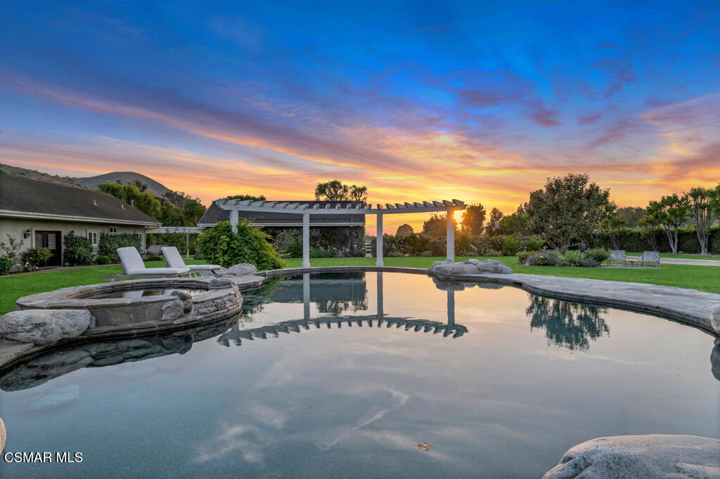 https://media.crmls.org/mediaz/1a042fff-eb30-4b2a-a1fa-a7fef3437b69.jpg?preset=X-Large