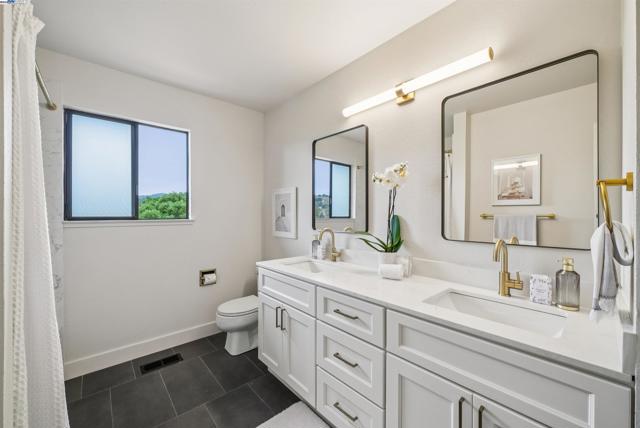 1768 Astor Ct, San Leandro CA: https://media.crmls.org/mediaz/1a04c83c-5896-4e87-a473-fc66bce9881e.jpg