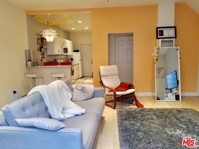 217 Columbia Place, Los Angeles CA: https://media.crmls.org/mediaz/1a04d6ae-be2f-4068-aee6-045b7a86cda1.jpg