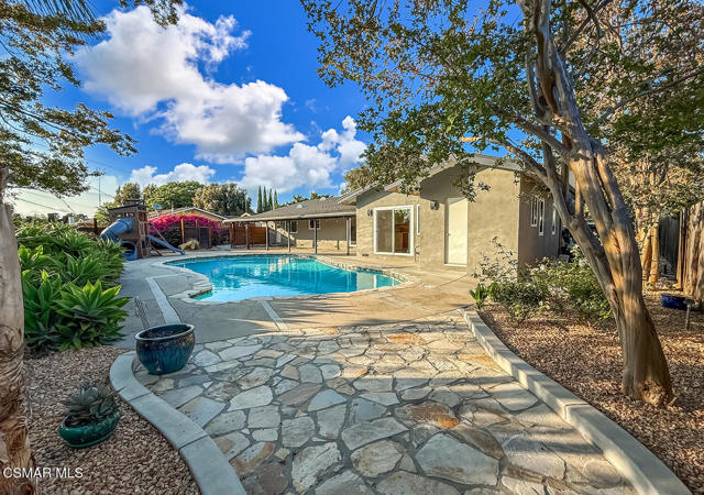 1251 Buckingham Drive, Thousand Oaks CA: https://media.crmls.org/mediaz/1a0580ef-36b5-4bb4-ada7-30f9c2224f23.jpg