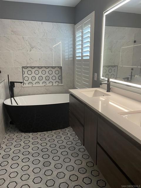 9539 Compass Point Dr S, San Diego CA: https://media.crmls.org/mediaz/1a06d112-1f48-4384-8422-ac8040b98ffa.jpg