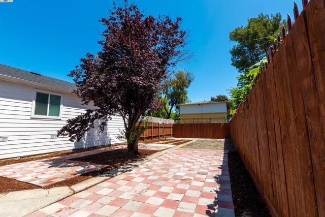 1276 64Th Ave, Oakland CA: https://media.crmls.org/mediaz/1a072629-83a0-44a9-b894-c37ce003c8b7.jpg