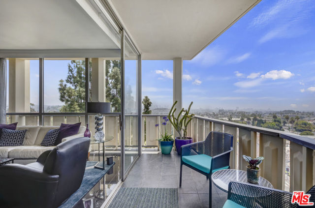 4455 Los Feliz Boulevard, Los Angeles CA: https://media.crmls.org/mediaz/1a0737ac-37bb-4927-b31c-b5aadbfe093e.jpg