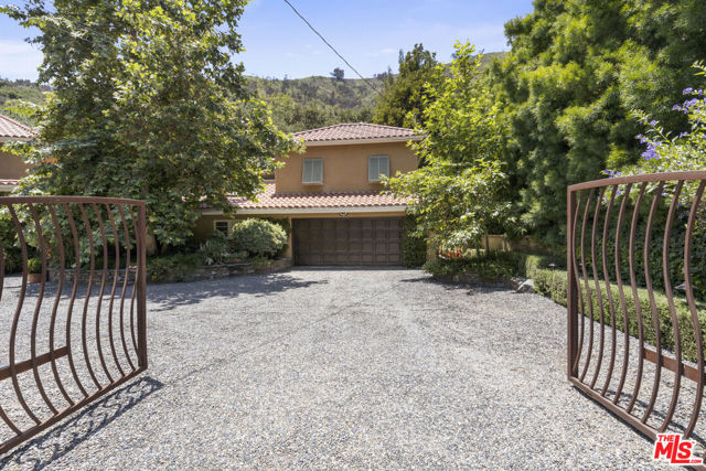 3265 Mandeville Canyon Road, Los Angeles CA: https://media.crmls.org/mediaz/1a07d7b9-4aa2-498d-8728-c8e69ce6871b.jpg