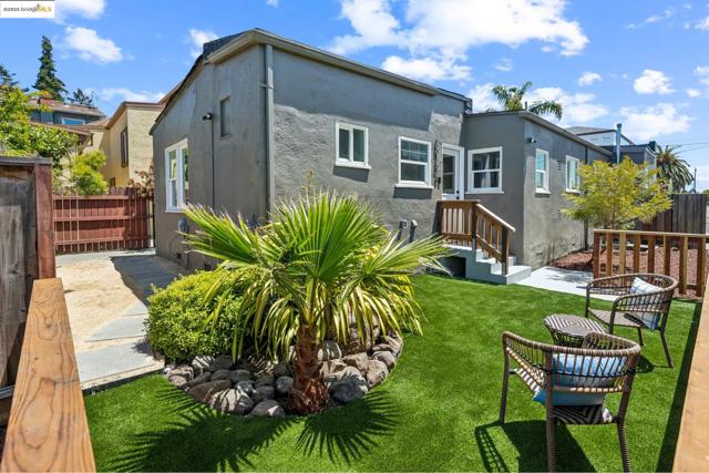 1515 Derby St, Berkeley CA: https://media.crmls.org/mediaz/1a091f1e-b9bd-4677-af4f-34a1ceba4b36.jpg