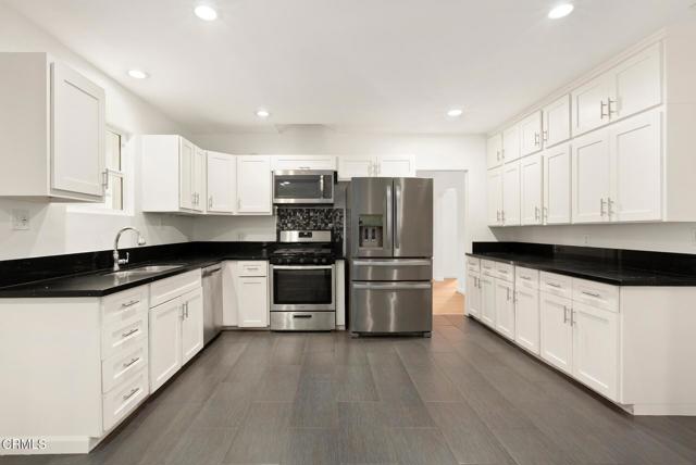 Detail Gallery Image 6 of 39 For 3824 Elm Ave, Long Beach,  CA 90807 - 5 Beds | 5 Baths