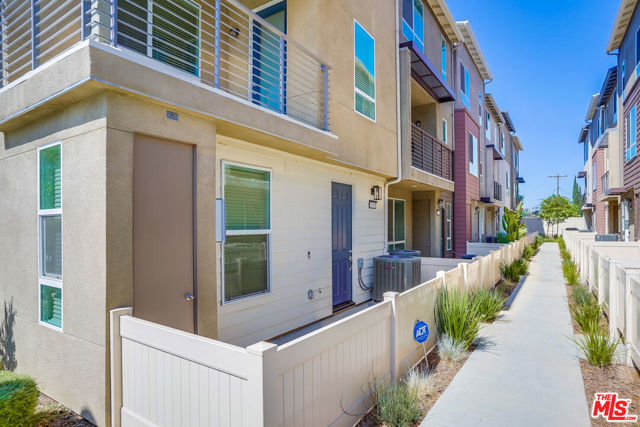 20619 Oakglen Lane, Winnetka CA: https://media.crmls.org/mediaz/1a0a2099-337e-4e7e-914a-7652921e6f44.jpg