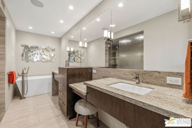 2420 Paseo Del Rey, Palm Springs CA: https://media.crmls.org/mediaz/1a0a3fa7-9c72-4784-b41d-ef298c2e873d.jpg