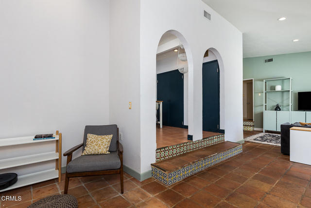 11074 Emelita Street Street, Los Angeles CA: https://media.crmls.org/mediaz/1a0acc88-4f2f-4506-a859-f9653d7ed015.jpg