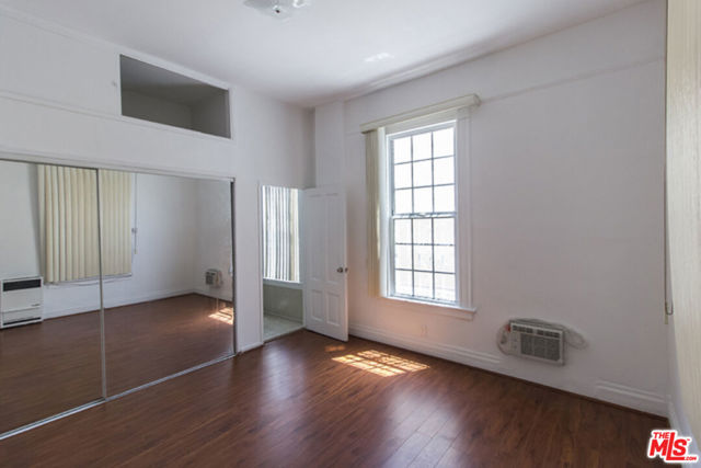 1216 S Lucerne Boulevard, Los Angeles CA: https://media.crmls.org/mediaz/1a0bebb3-3dc2-4c3d-ac98-8854a20aad76.jpg
