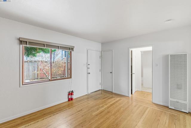 2133 Clinton Ave, Alameda CA: https://media.crmls.org/mediaz/1a0bf022-3021-4fb4-95cd-45e406f9fd71.jpg