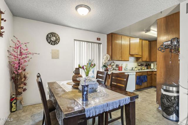 1401 Glenwood Drive, Oxnard CA: https://media.crmls.org/mediaz/1a0d4b42-58b3-4c4d-9f42-737acc16ba66.jpg