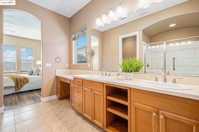 1741 Veneto Ln, Brentwood CA: https://media.crmls.org/mediaz/1a0d743c-331f-48f7-9664-543b760f3014.jpg
