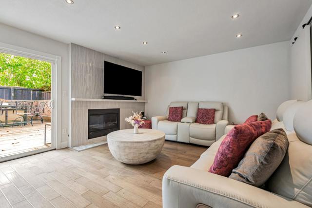 578 Seahorse Lane, Redwood City CA: https://media.crmls.org/mediaz/1a0db7f2-ae47-4a40-9f70-0b209f0fe696.jpg